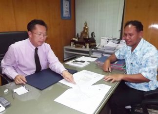 Pattaya PWA Manager Araya Ngamwongwan (left) and Waterworks Director Sarayuth Thonghieng (right) show plans to fix the broken pipes.